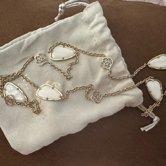 Vintage KENDRA SCOTT "KINLEY" MOTHER-OF-PEARL LOGO NECKLACE White - Picture 1 of 6